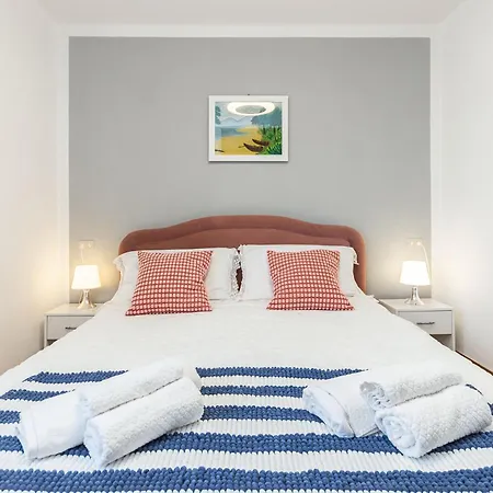 בית נופש C22 Beachfront - Bath, Pool, Private Beach, Parking Free *