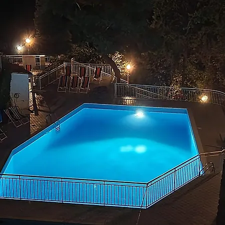 C22 Beachfront - Bath, Pool, Private Beach, Parking Free *