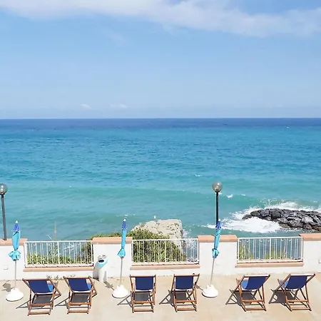 C22 Beachfront - Bath, Pool, Private Beach, Parking Free *