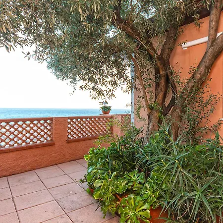 C22 Beachfront - Bath, Pool, Private Beach, Parking Free *