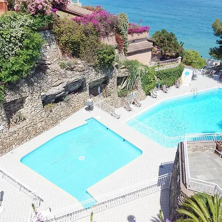 C22 Beachfront - Bath, Pool, Private Beach, Parking Free Andora