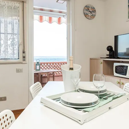 בית נופש C22 Beachfront - Bath, Pool, Private Beach, Parking Free Marina dʼAndora