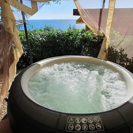 C22 Beachfront - Bath, Pool, Private Beach, Parking Free בית נופש *