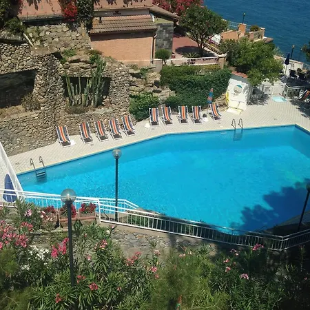 Дом отдыха C22 Beachfront - Bath, Pool, Private Beach, Parking Free Andora