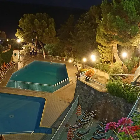 C22 Beachfront - Bath, Pool, Private Beach, Parking Free