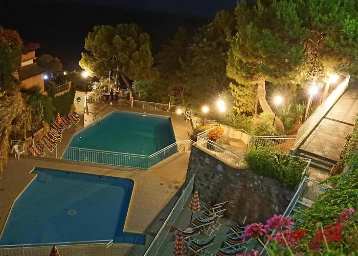 C22 Beachfront - Bath, Pool, Private Beach, Parking Free